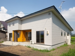 季節を楽しみ快適に過ごすのどかな田園風景と北信五岳の山並を楽しむ家